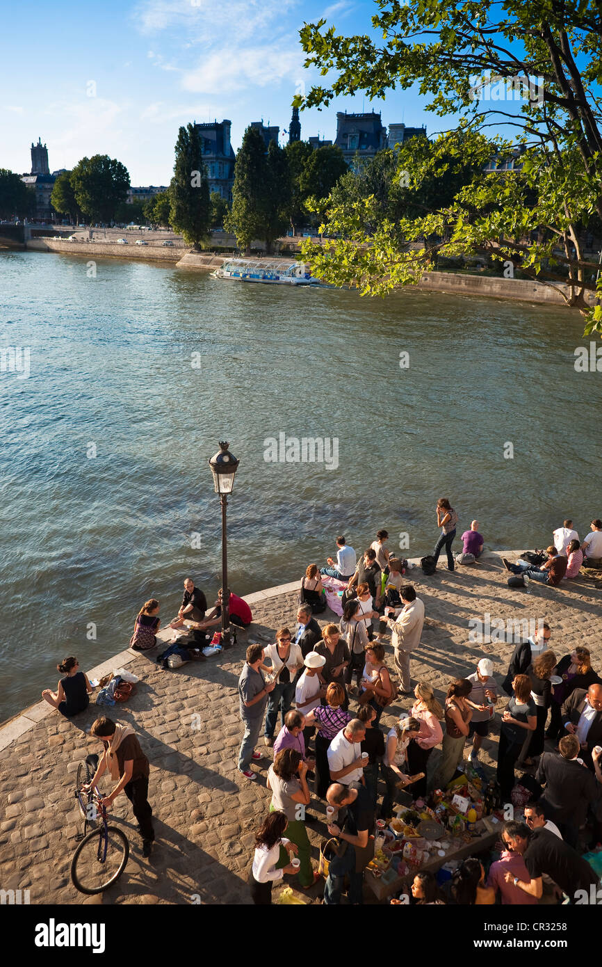 France, Paris, Ile de la Cite, pique-nique sur les soirées d'été sur les bords de Seine dans la liste du patrimoine mondial par l'UNESCO Banque D'Images