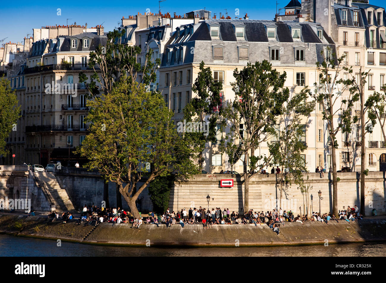 France, Paris, Ile Saint Louis, les soirs d'été, pique-nique sur les rives de la Seine au Patrimoine Mondial de l'UNESCO Banque D'Images