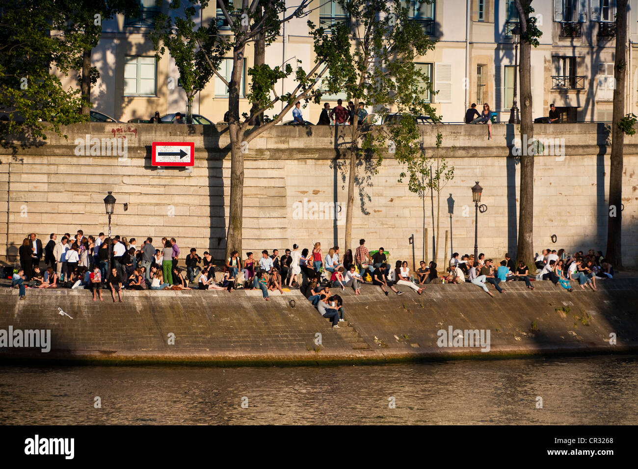 France, Paris, Ile Saint Louis, les soirs d'été, pique-nique sur les rives de la Seine au Patrimoine Mondial de l'UNESCO Banque D'Images