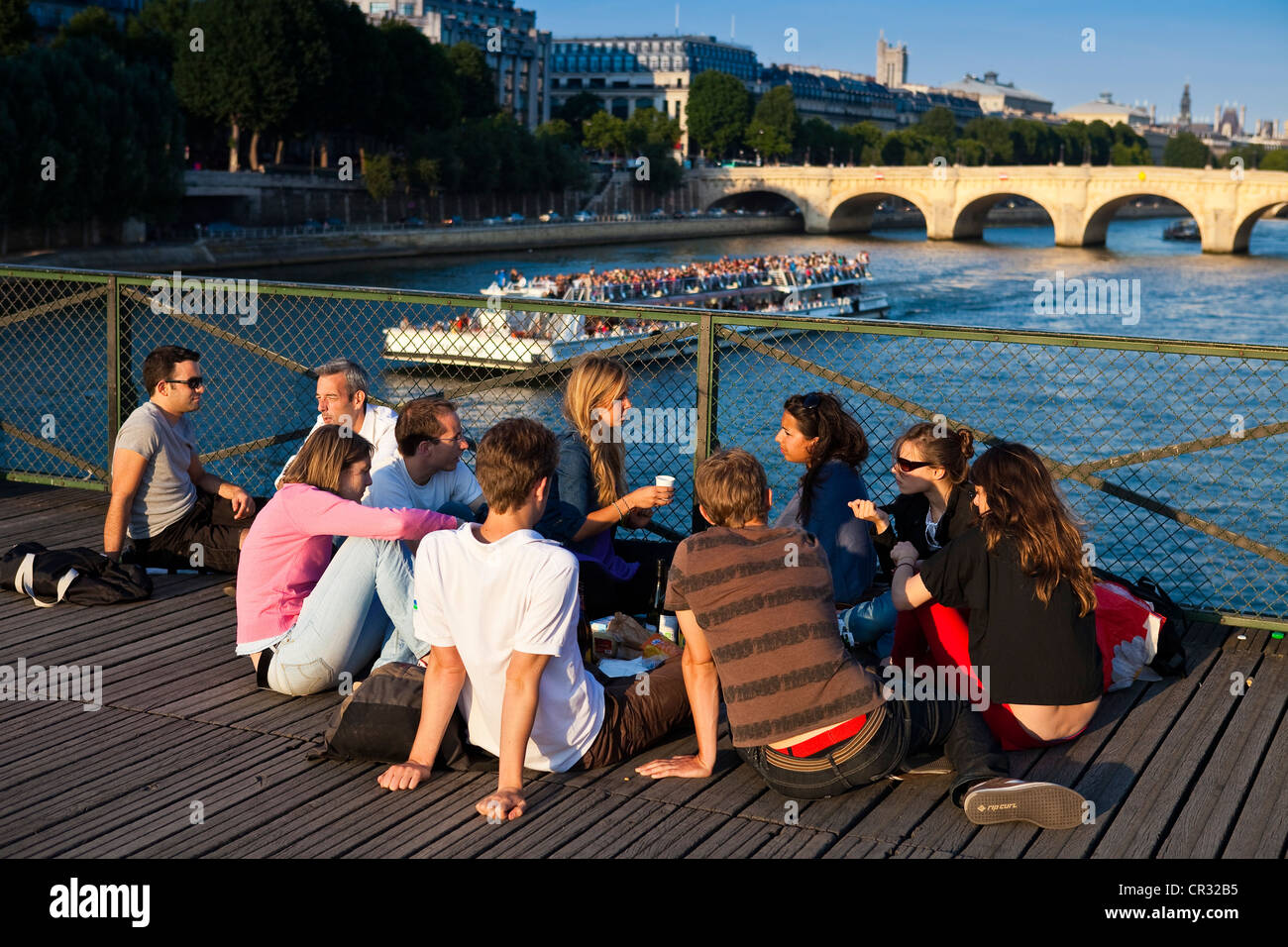 France, Paris, Ile de la Cité, pique-nique sur les soirées d'été sur le Pont des Arts (Art bridge) Banque D'Images