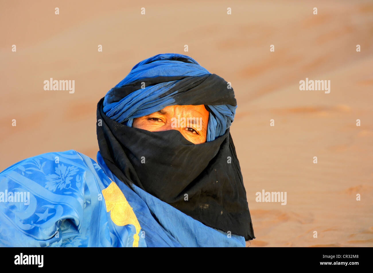 Portrait d'un homme portant un turban touareg dans le désert de l'Erg Chebbi, Merzouga, Maroc, Afrique Banque D'Images
