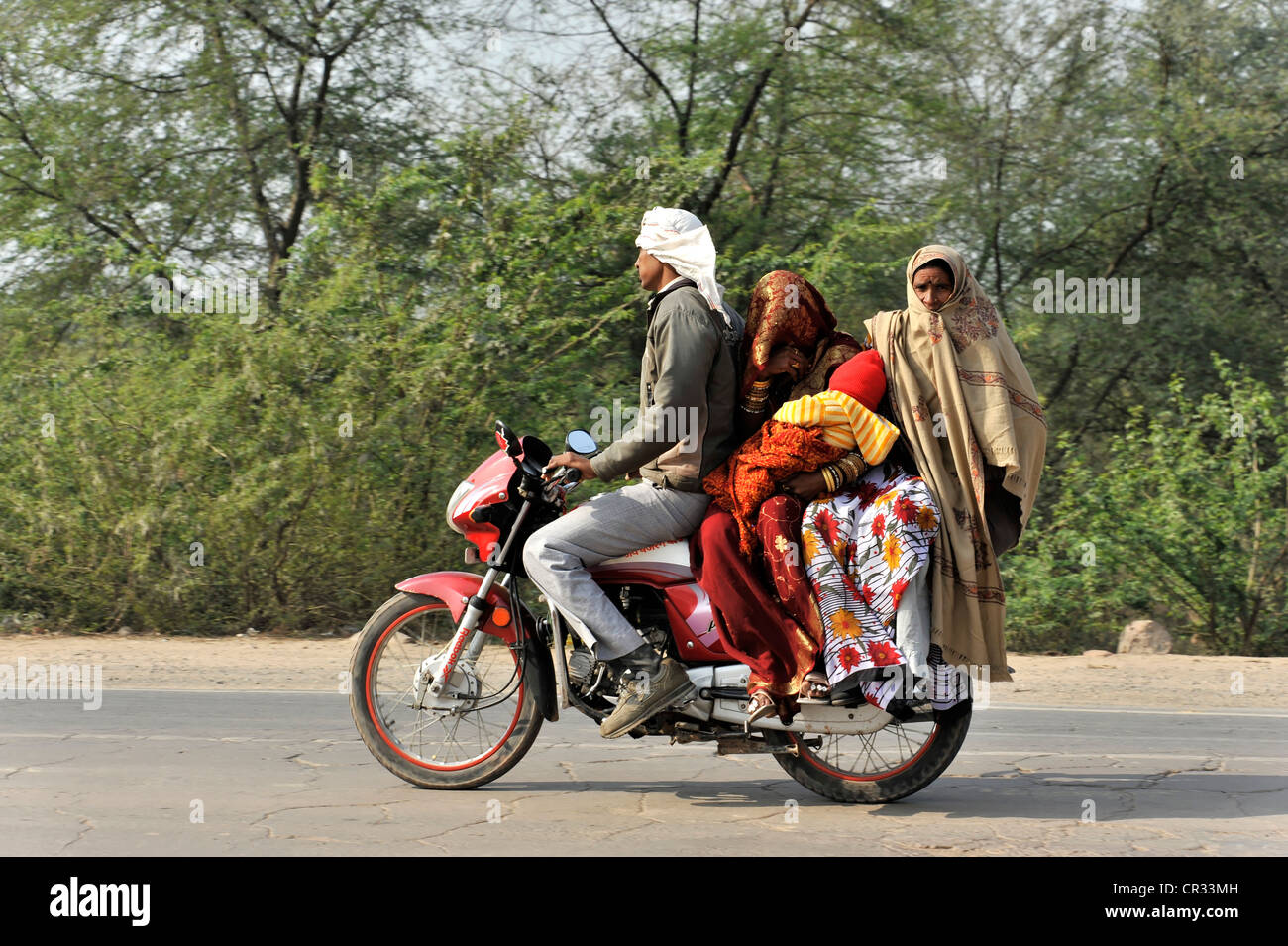 Famille indienne voyageant sur une moto, près de Gwalior, Rajasthan, Inde du Nord, Inde, Asie Banque D'Images