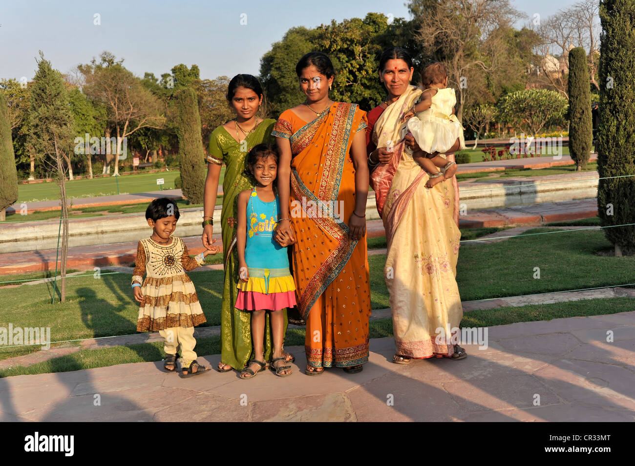 Famille d'Indiens sur une visite au Taj Mahal, tombeau, UNESCO World Heritage Site, Agra, Uttar Pradesh, Inde, Asie Banque D'Images