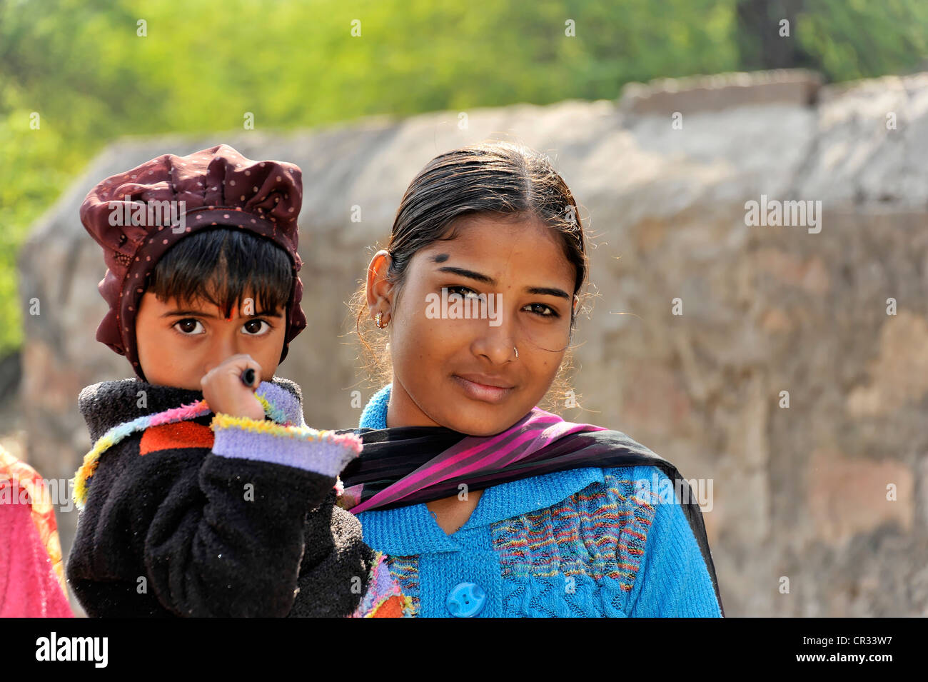 Jeune femme indienne avec un enfant, portrait, gorge Galta, Jaipur, Rajasthan, Inde du Nord, l'Asie Banque D'Images
