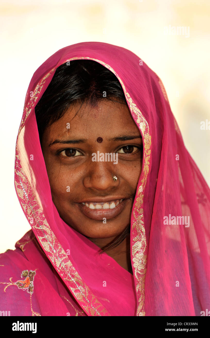 Jeune femme indienne, portrait, gorge Galta, Jaipur, Rajasthan, Inde du Nord, Inde, Asie Banque D'Images