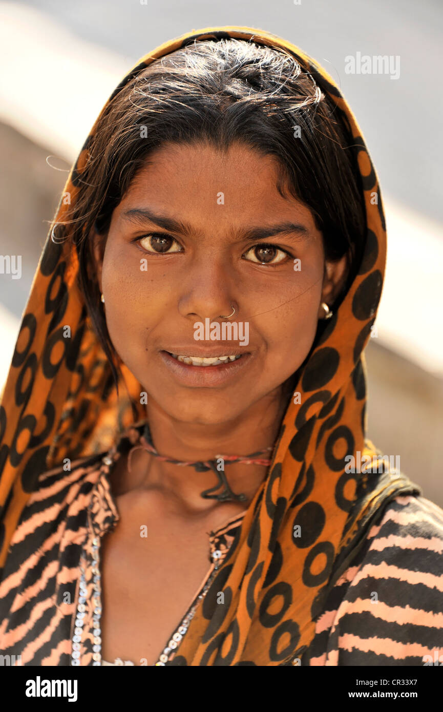 Jeune femme indienne, portrait, gorge Galta, Jaipur, Rajasthan, Inde du Nord, Inde, Asie Banque D'Images