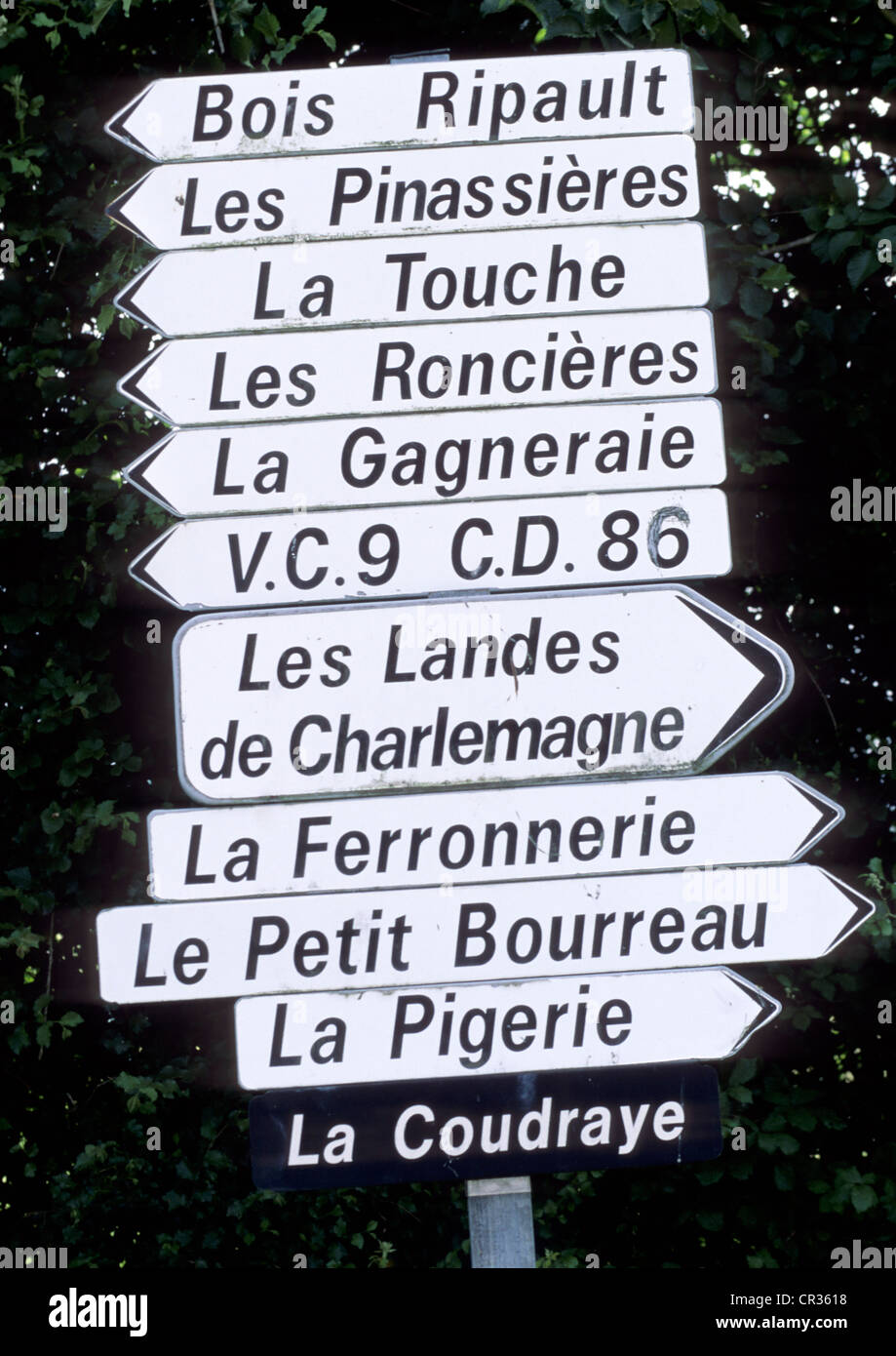 France, Indre et Loire, Touraine de l'écrivain français Balzac, route entre Tours et sache, les affiches indiquant la Banque D'Images