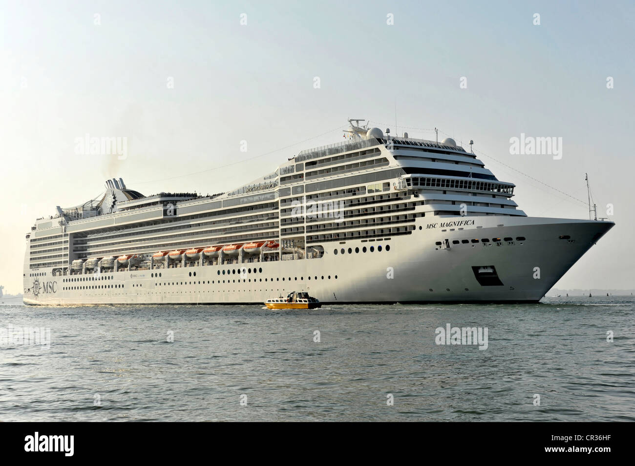 MSC Magnifica, un navire de croisière construit en 2010, 293,8 m, 2550 passagers, de quitter le port, Venise, Vénétie, Italie, Europe Banque D'Images