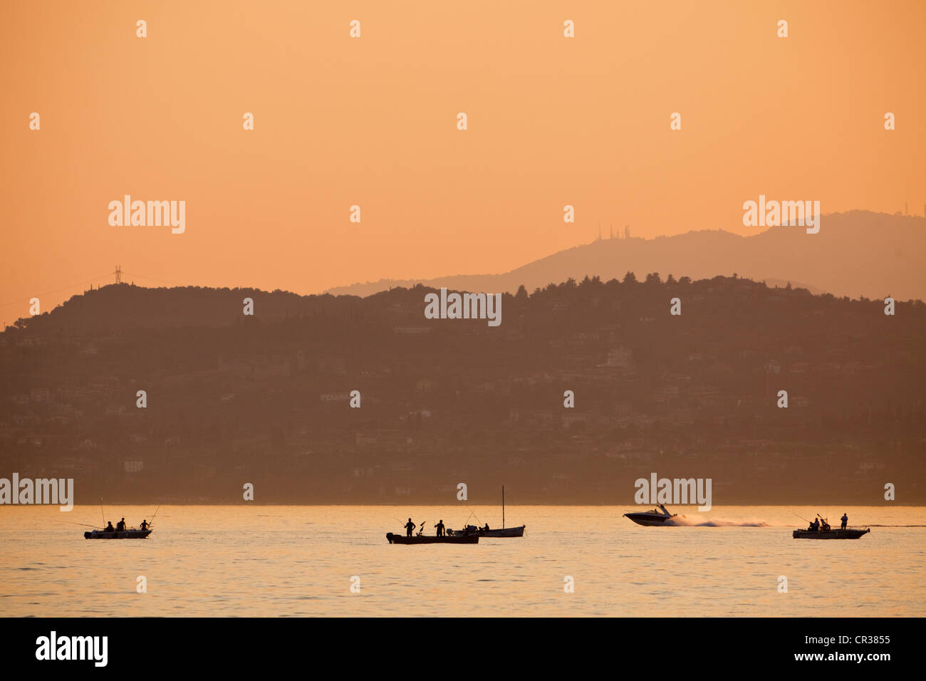L'Italie, la Lombardie, le lac de Garde Sirmione, les pêcheurs au coucher du soleil Banque D'Images