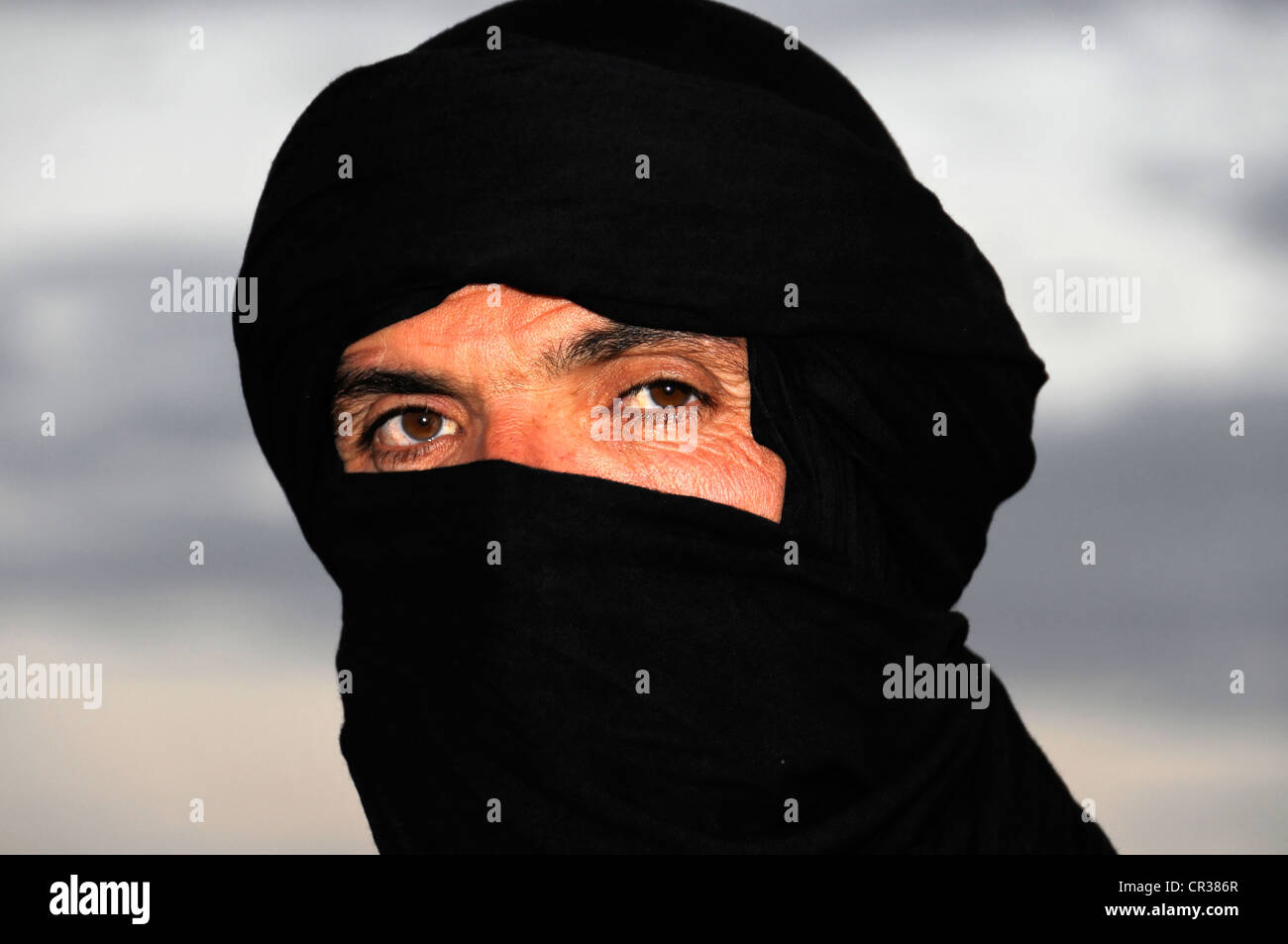Portrait d'un Touareg portant un turban dans l'Erg Chebbi, Merzouga, Maroc, Afrique Banque D'Images