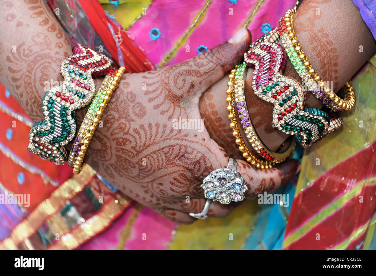 Fêtes de peinture au henné sur les mains d'une femme indienne, femme portant de bijoux précieux célébrant un cinquième anniversaire de mariage Banque D'Images