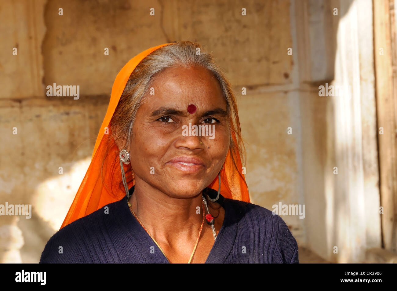 Femme indienne, portrait, temple à Surya, Galta, Jaipur, Rajasthan, Inde du nord, l'Asie Banque D'Images