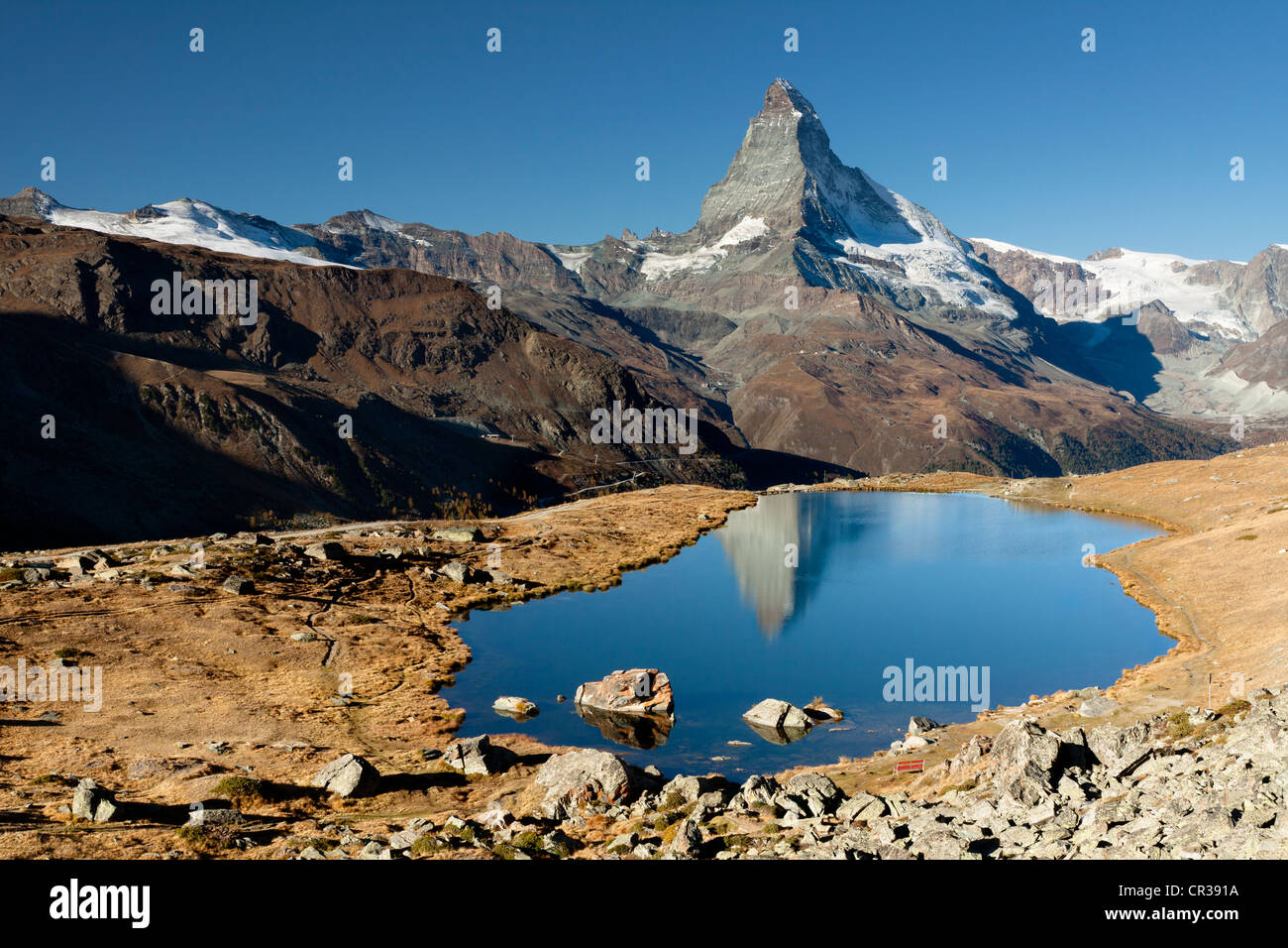 Mt Cervin, 4478 m, qui se reflète dans le lac Stellisee le matin, de Lac Stellisee, Canton du Valais, Suisse, Europe Banque D'Images