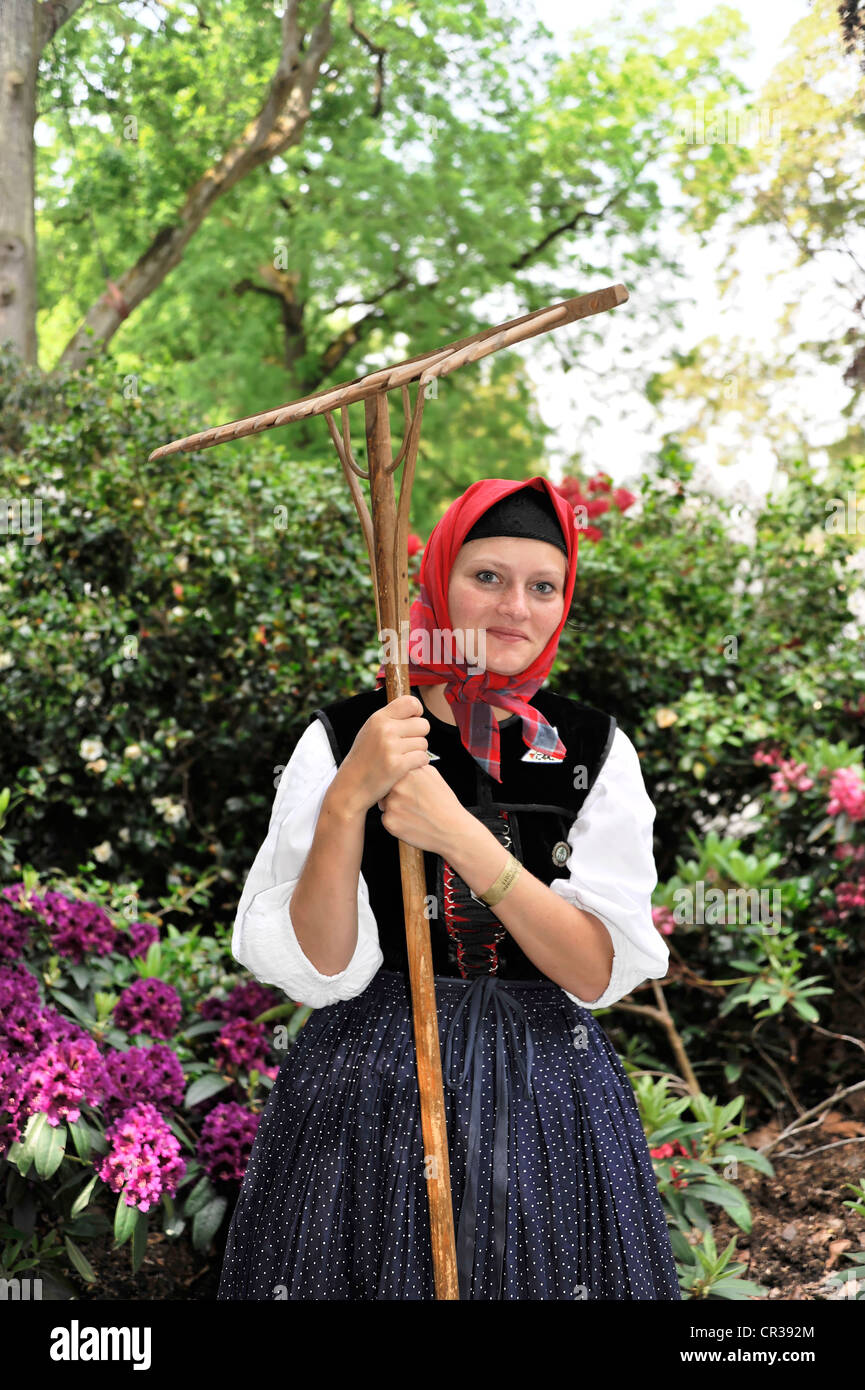Femme dans le costume traditionnel de l'Schwennningers Trachtenverein costume society, 1. Internationaler Bodensee-Trachtentag Banque D'Images