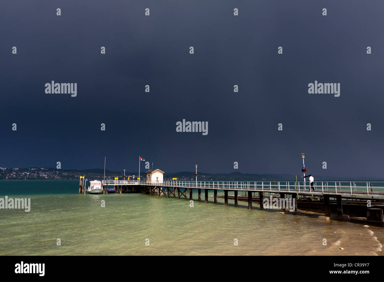 Embarcadère du Lac de Constance avec des nuages d'orage, Dingelsdorf, Constance district, Bade-Wurtemberg, Allemagne, Europe, PublicGround Banque D'Images