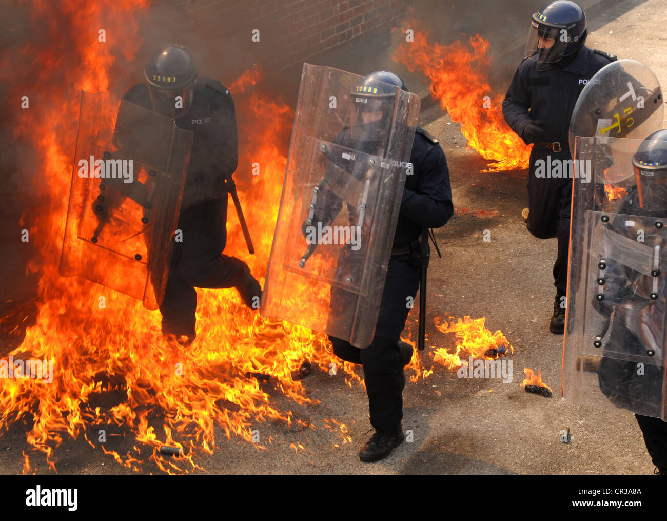 Hampshire, Angleterre, juin 2012. Entreprendre une formation réaliste de la police contre des cocktails molotov. Banque D'Images