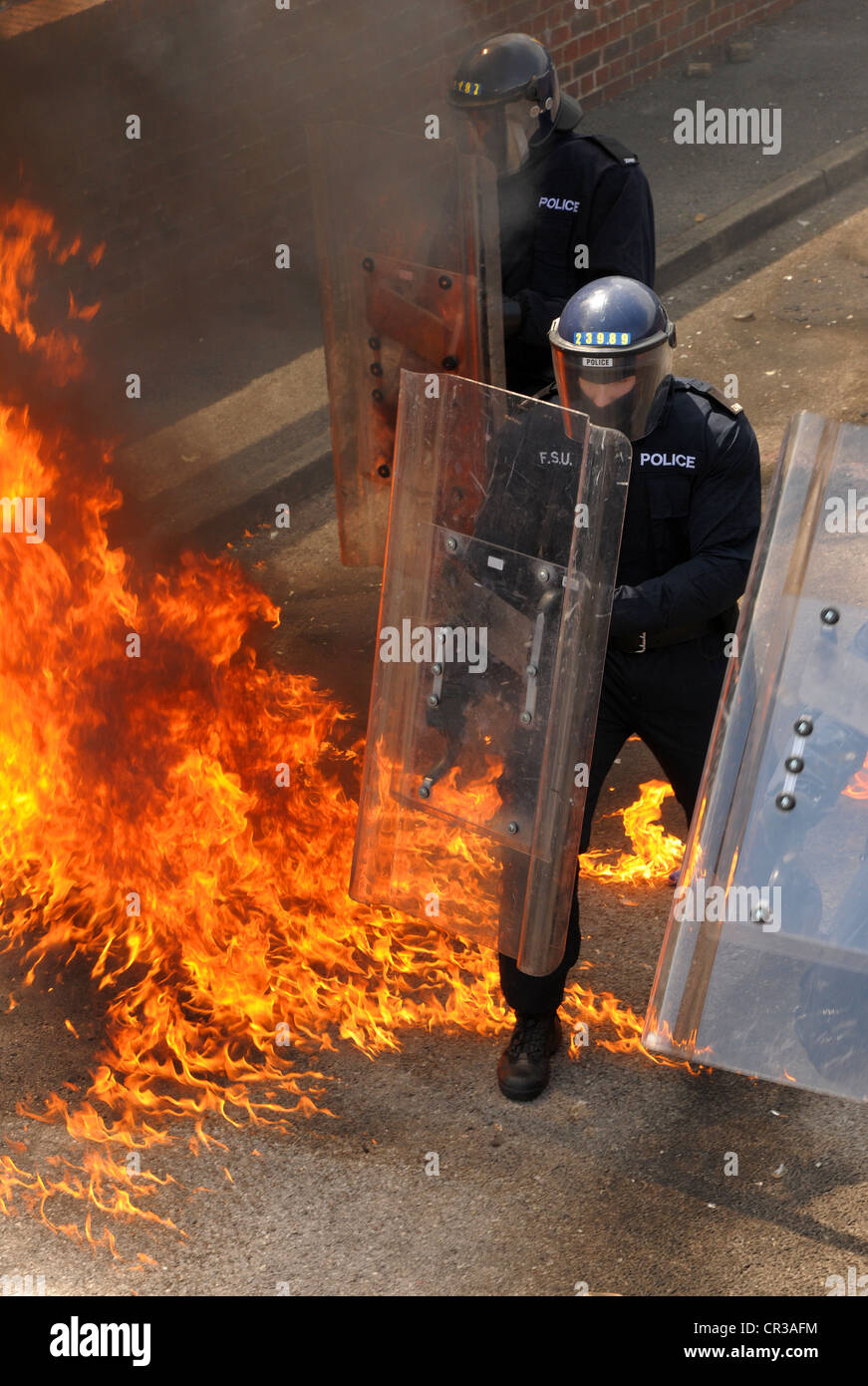 Hampshire, Angleterre, juin 2012. Entreprendre une formation réaliste de la police contre des cocktails molotov. Banque D'Images