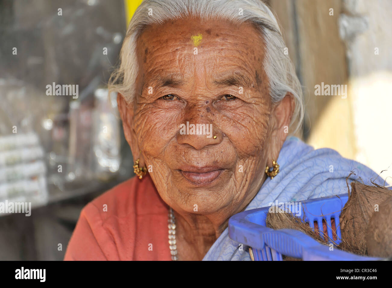 Vieille femme népalaise, Portrait, Pokhara, Népal, Asie Banque D'Images