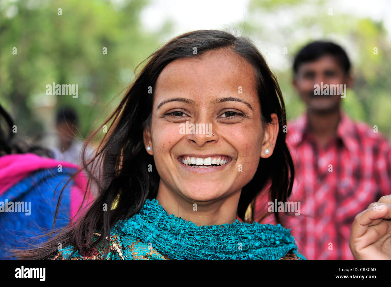 Jeune femme indienne, portrait, Dhamekh Stoupa s'Isipatana, game park, Sarnath, Uttar Pradesh, Inde, Asie du Sud Banque D'Images