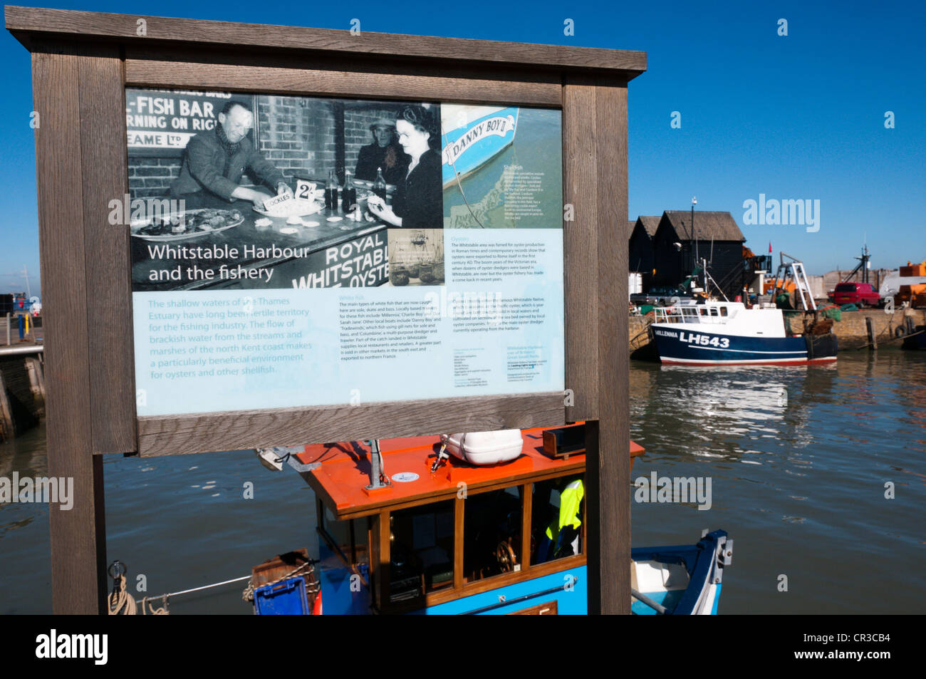 Un panneau d'interprétation à propos de Whitstable Harbor et de la pêche. Banque D'Images