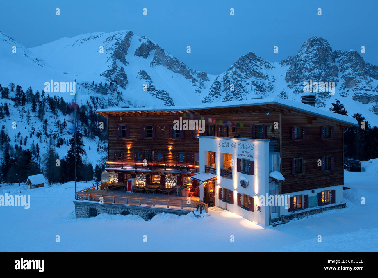 Faneshuette chalet de montagne en hiver, la nuit, dolomites, Tyrol du sud, Italie, Europe Banque D'Images