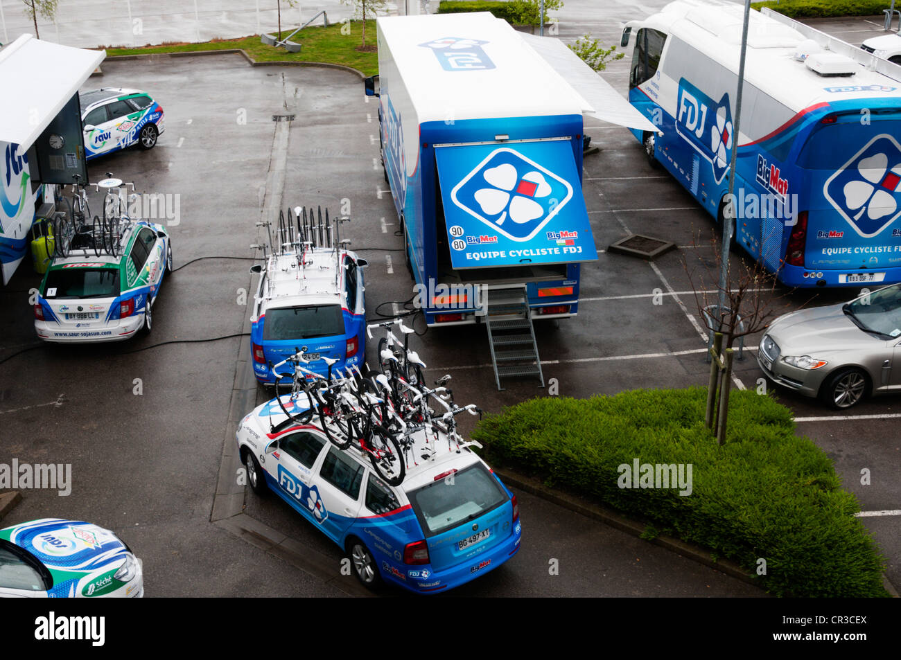 Les véhicules de soutien pour le Tour de France 2012 dans un Calais parking de l'hôtel. Banque D'Images