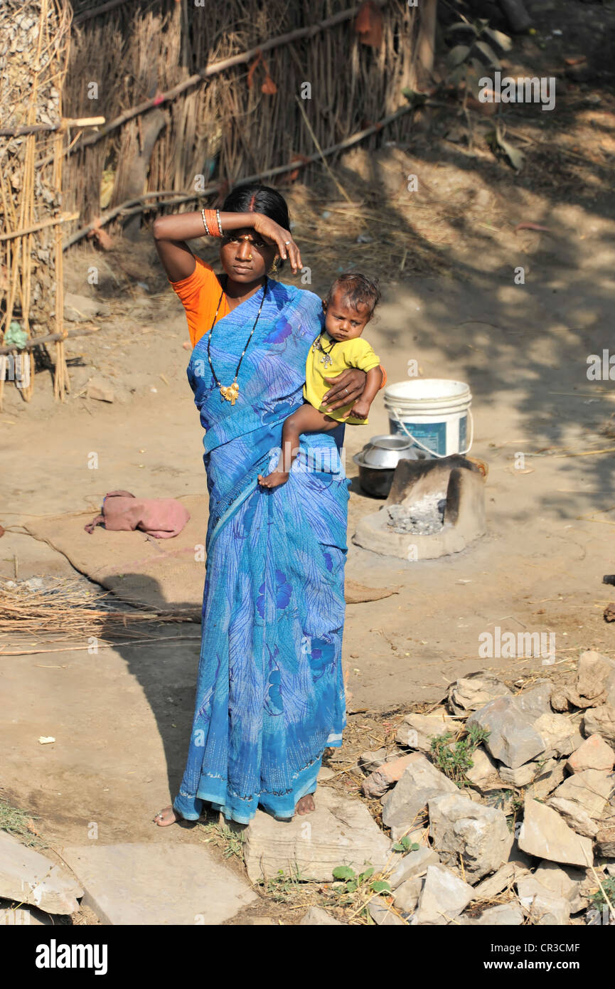 Femme indienne avec bambin, Khajuraho, Madhya Pradesh, Inde, Asie Banque D'Images