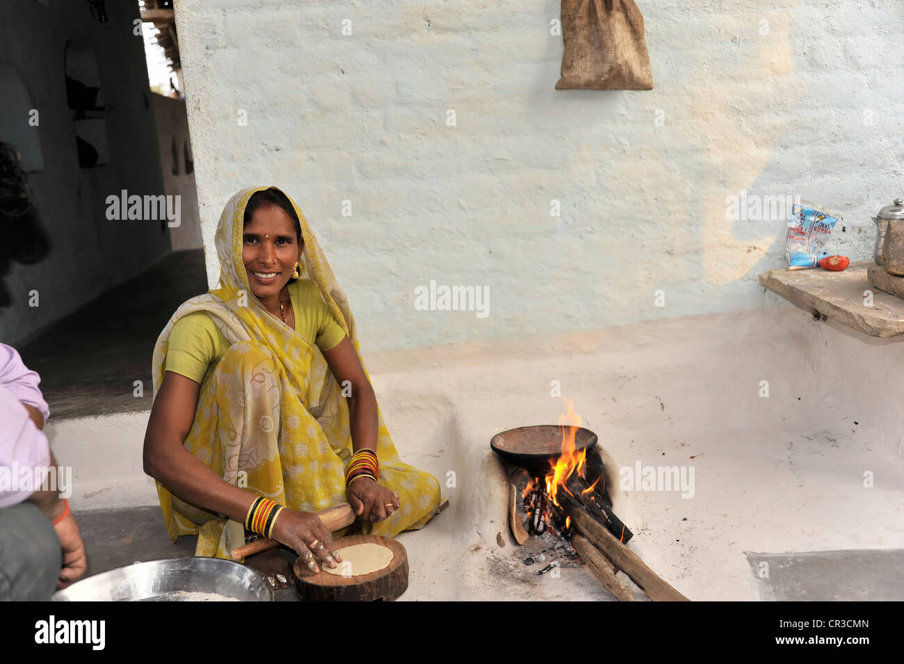 Femme indienne la cuisson du pain, Khajuraho, Madhya Pradesh, Inde, Asie Banque D'Images