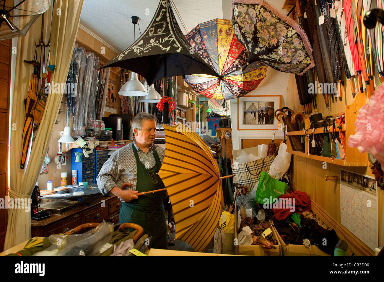 France, Paris, quartier Sentier, Pep's Worshop dans le passage de l'Ancre,  restaurateur de parapluie Photo Stock - Alamy