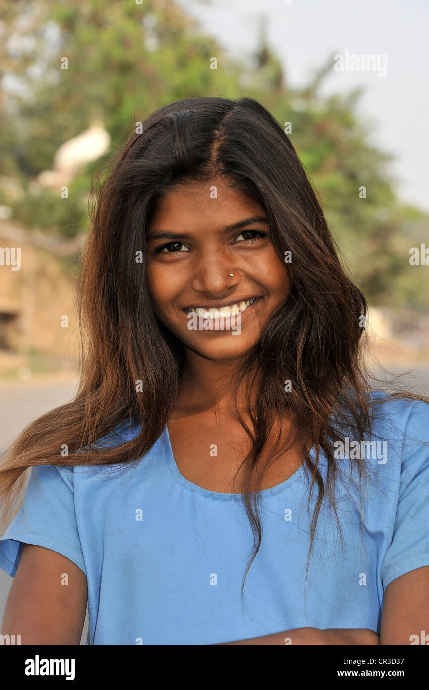 Jeune femme indienne, portrait, Orchha, Madhya Pradesh, Inde du Nord, Inde, Asie Banque D'Images