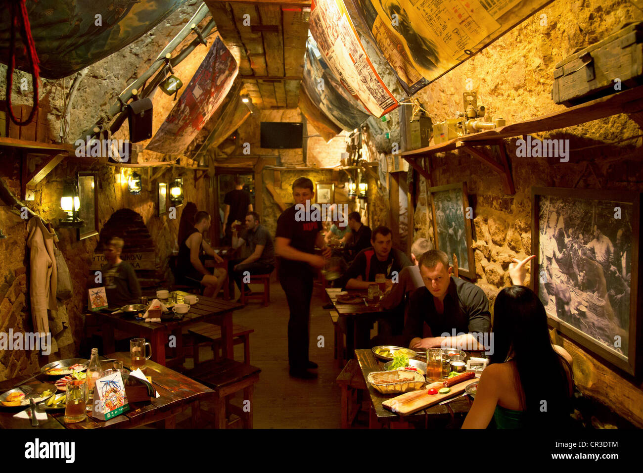 Le pub KRIJIWKA (cachette) situé dans une cave de la place du marché, Lviv, Ukraine Banque D'Images