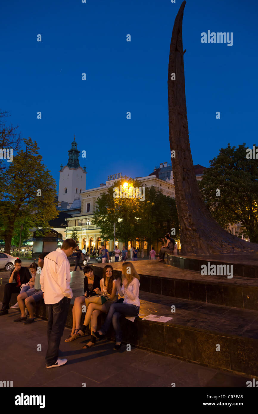 Les jeunes à la Shevchenko sur le Swobody Prospekt, Lviv, Ukraine Banque D'Images