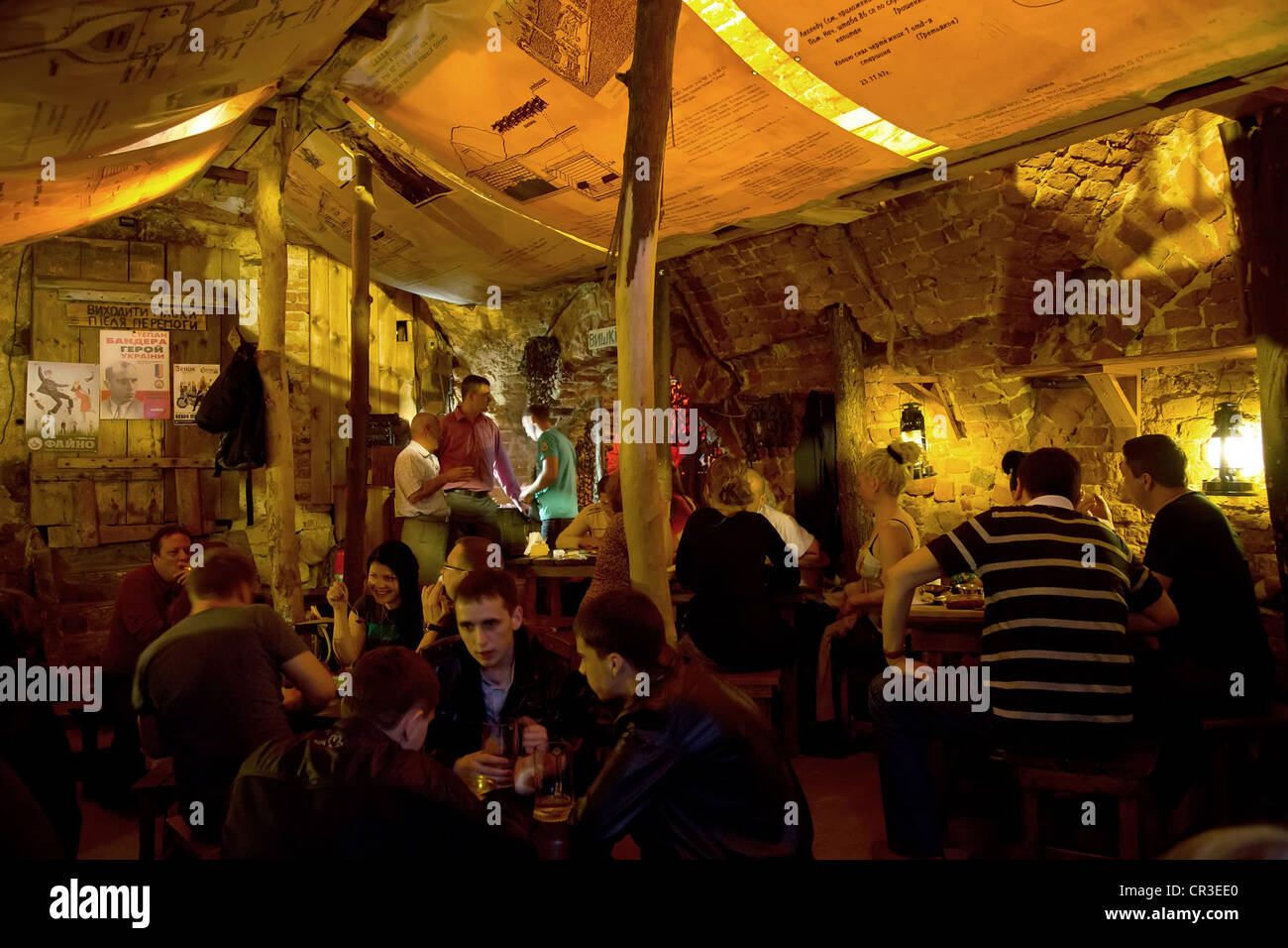 Le pub KRIJIWKA (cachette) situé dans une cave de la place du marché, Lviv, Ukraine Banque D'Images