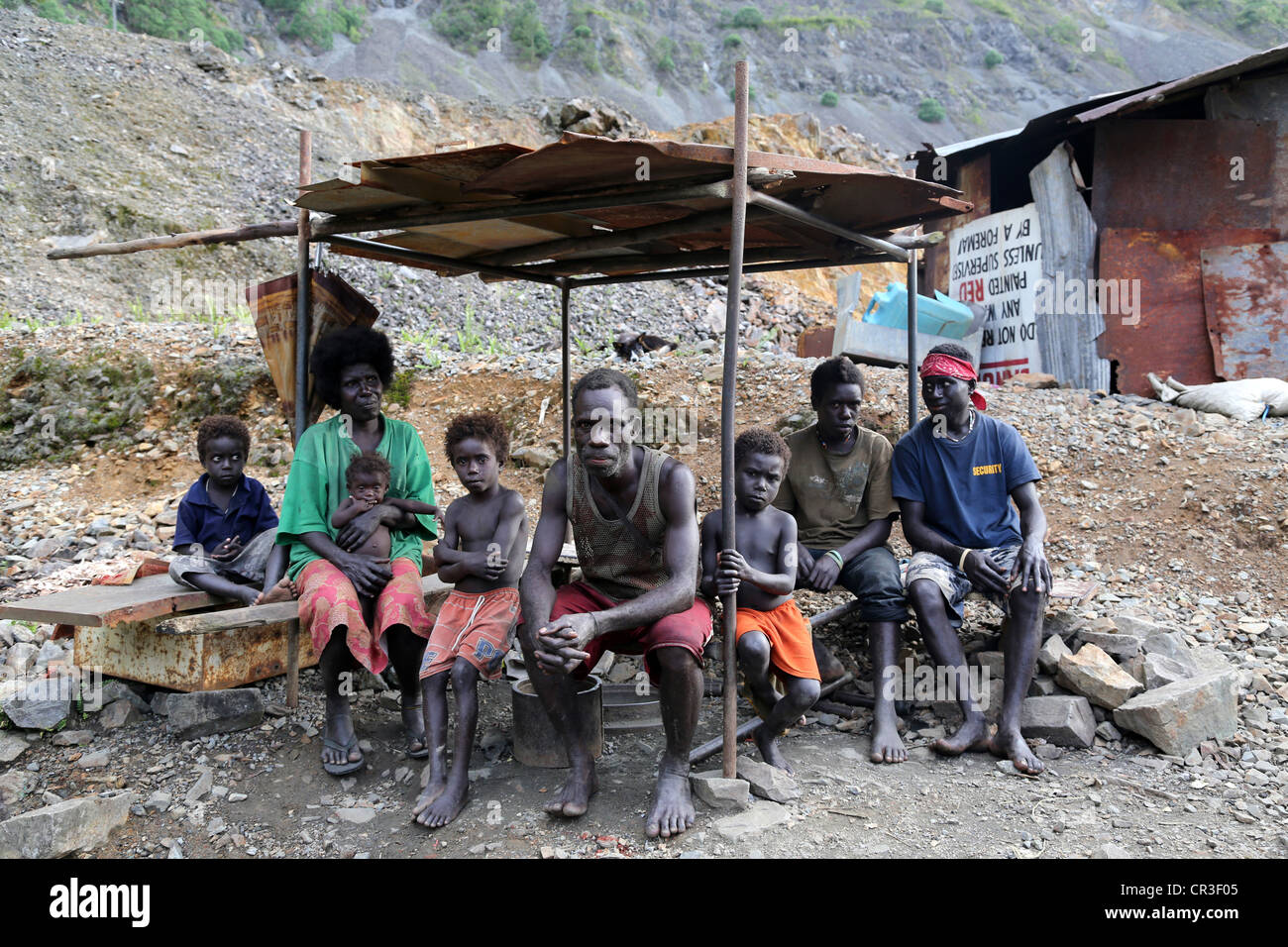 Famille des rondelles d'or dans la mine de cuivre de Panguna détruit. Région autonome de Bougainville, en Papouasie-Nouvelle-Guinée. Banque D'Images