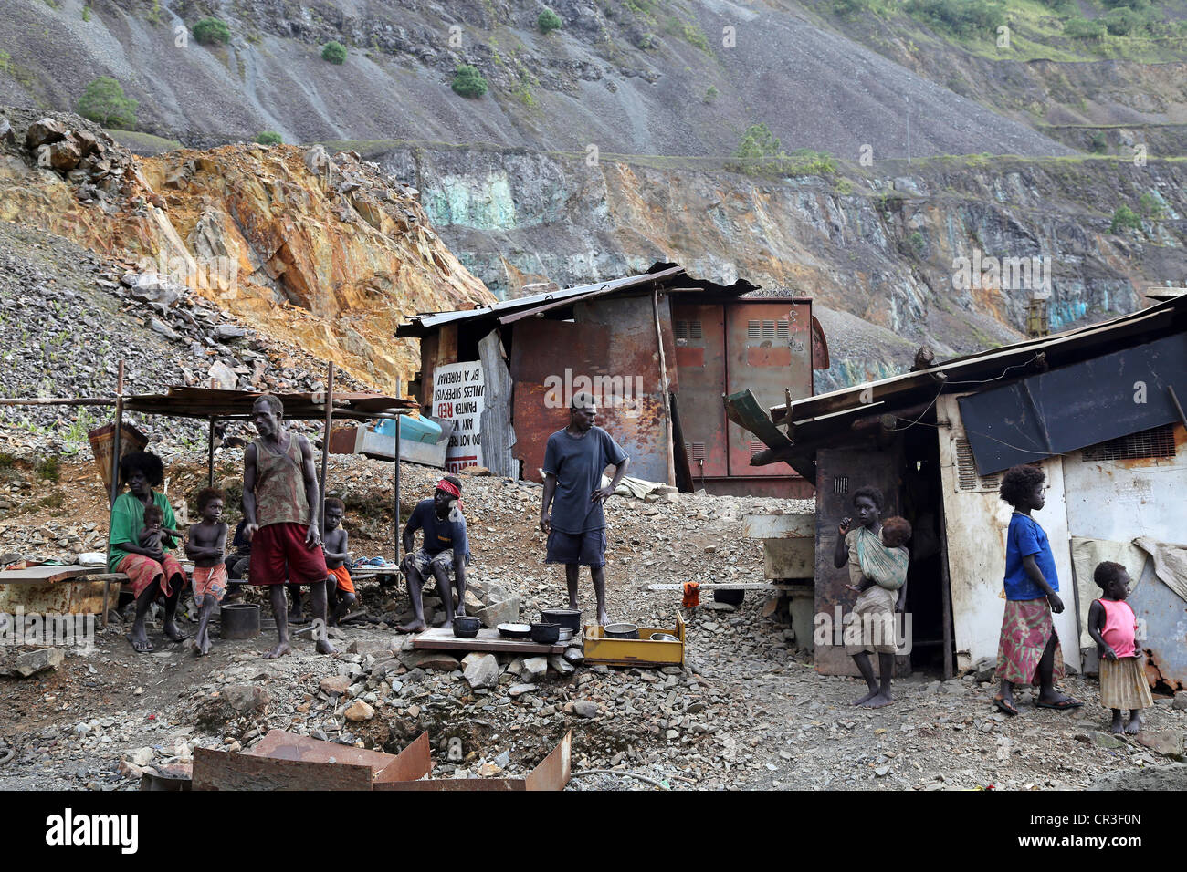 Famille des rondelles d'or dans la mine de cuivre de Panguna détruit. Région autonome de Bougainville, en Papouasie-Nouvelle-Guinée. Banque D'Images