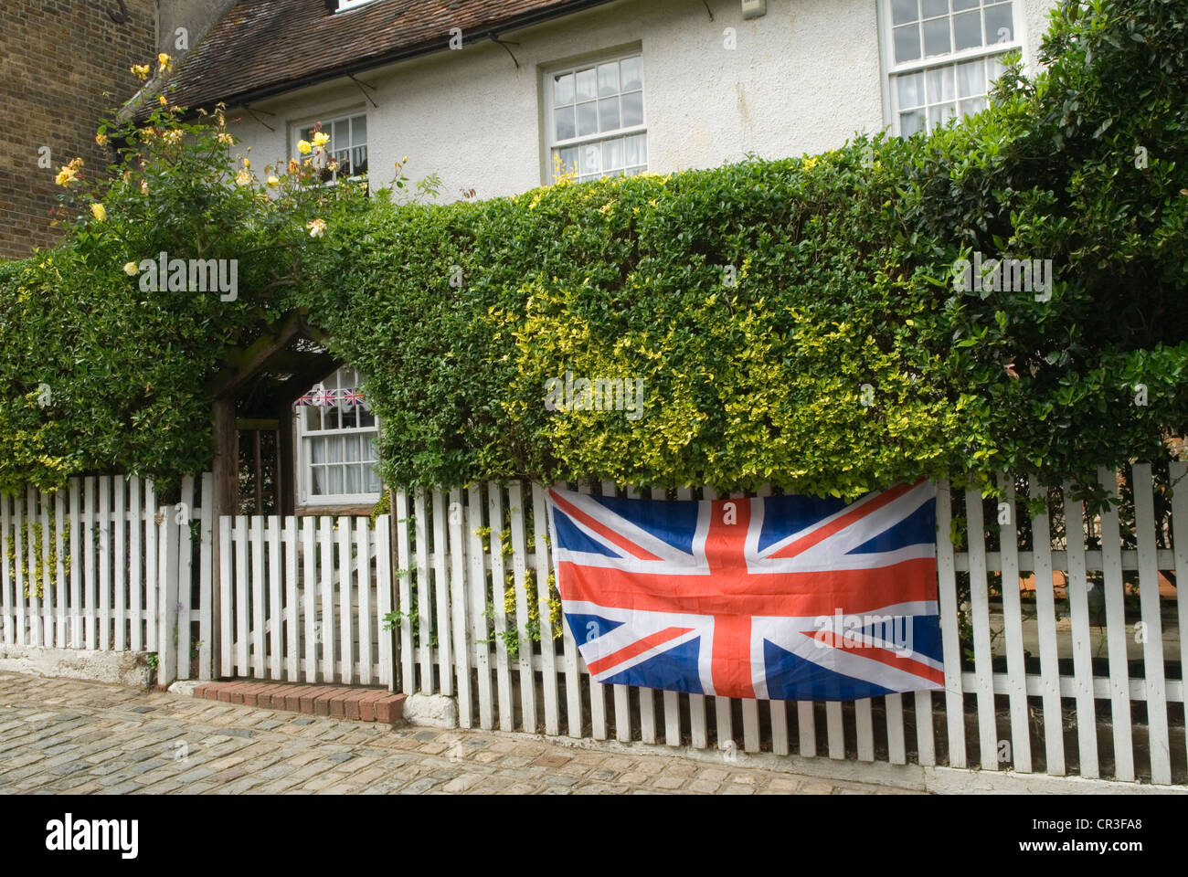 Drapeau de l'Angleterre, le drapeau de l'Union Jack sur une clôture de chalet. Upnor un village Medway dans le Kent 2010 Royaume-Uni. 20102HOMER SYKES Banque D'Images