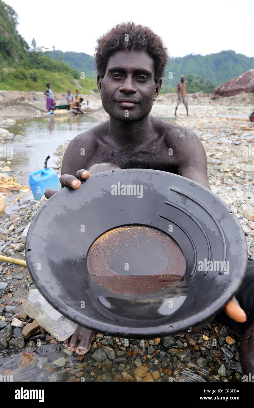 L'homme d'or dans le panoramique de la rivière polluée Jaba découlant de la mine de cuivre de Panguna. La région autonome de Bougainville, PNG Banque D'Images