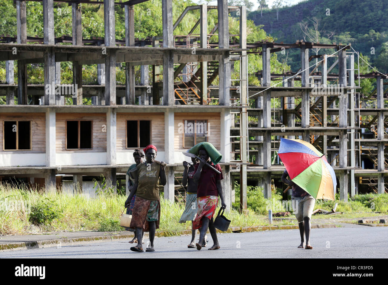 Rondelle d'or sur le chemin du retour dans l'ancienne mine de cuivre détruit ville de Panguna. La région autonome de Bougainville, PNG Banque D'Images