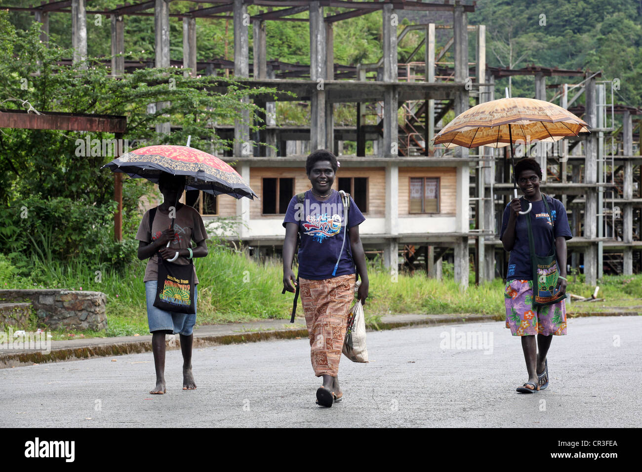 Rondelle d'or sur le chemin du retour dans l'ancienne mine de cuivre détruit ville de Panguna. La région autonome de Bougainville, PNG Banque D'Images