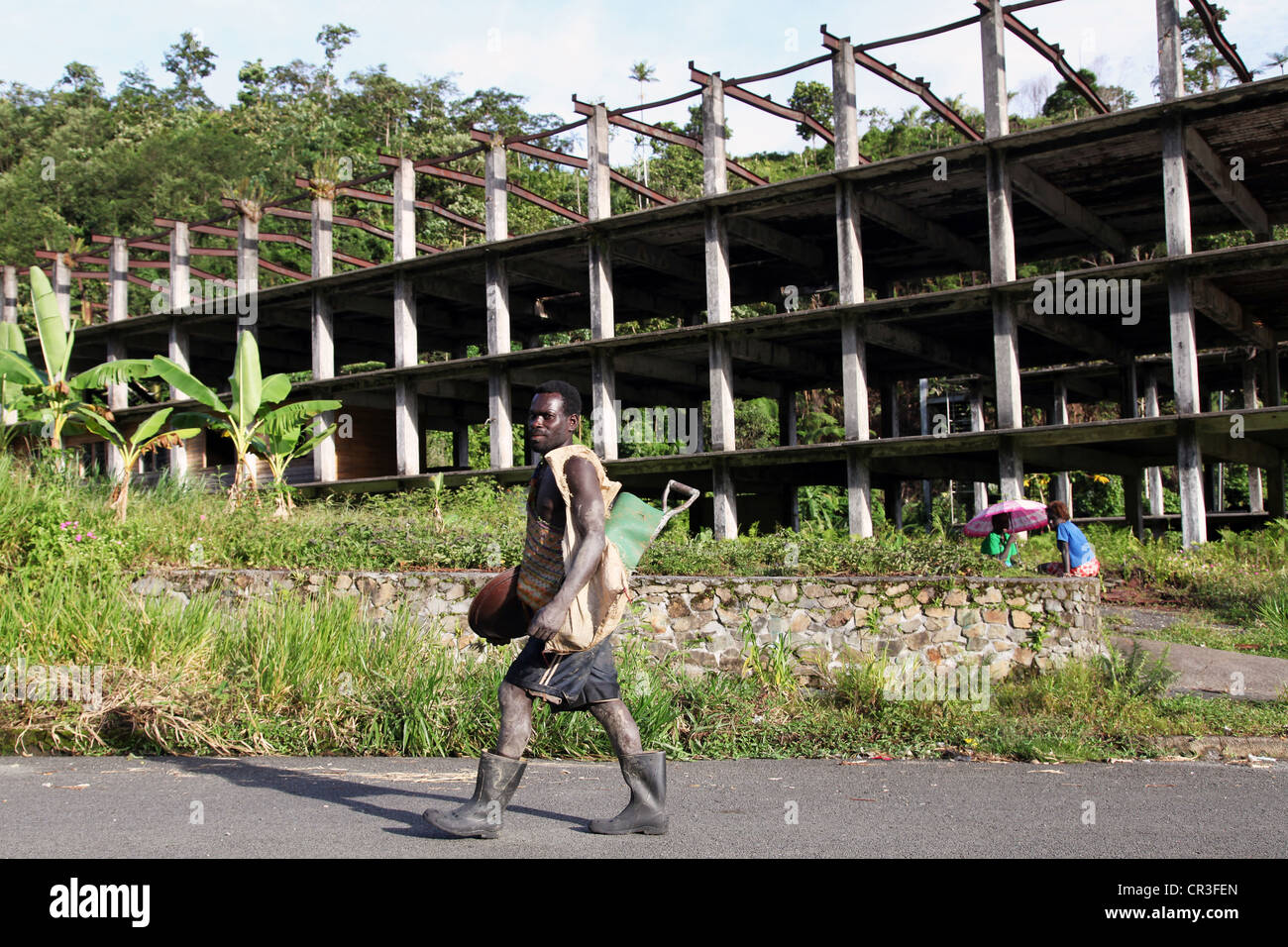 Rondelle d'or sur le chemin du retour dans l'ancienne mine de cuivre détruit ville de Panguna. La région autonome de Bougainville, PNG Banque D'Images