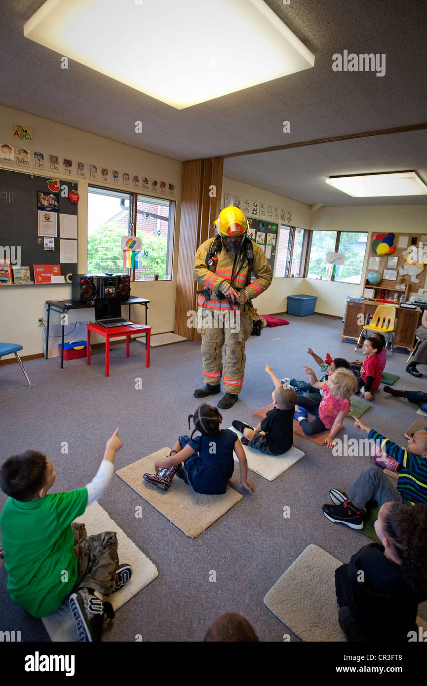 Fireman talking, d'enfants d'âge préscolaire. Banque D'Images