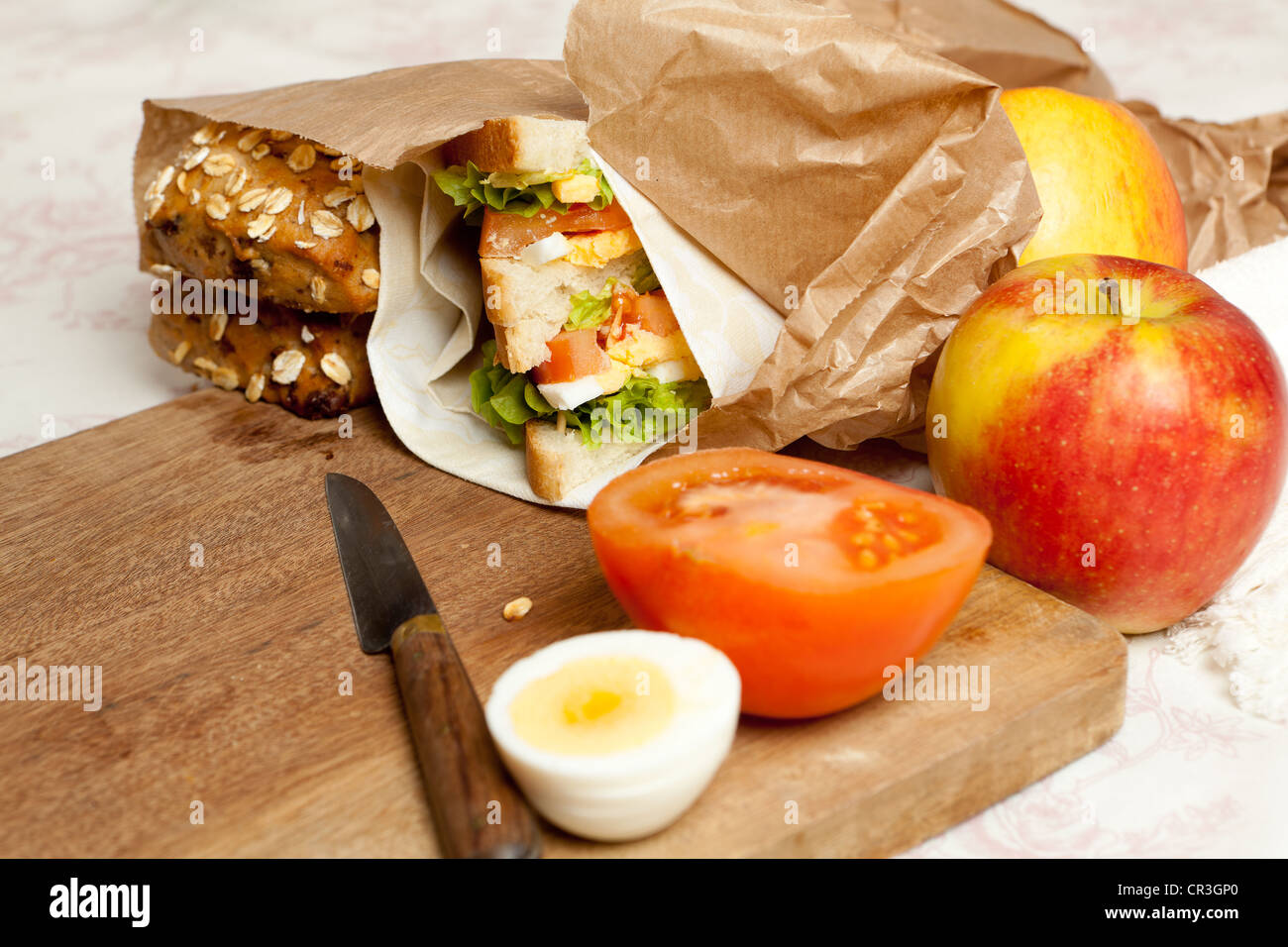 Des fruits, des sandwiches et des brioches dans un sac à lunch en papier brun Banque D'Images