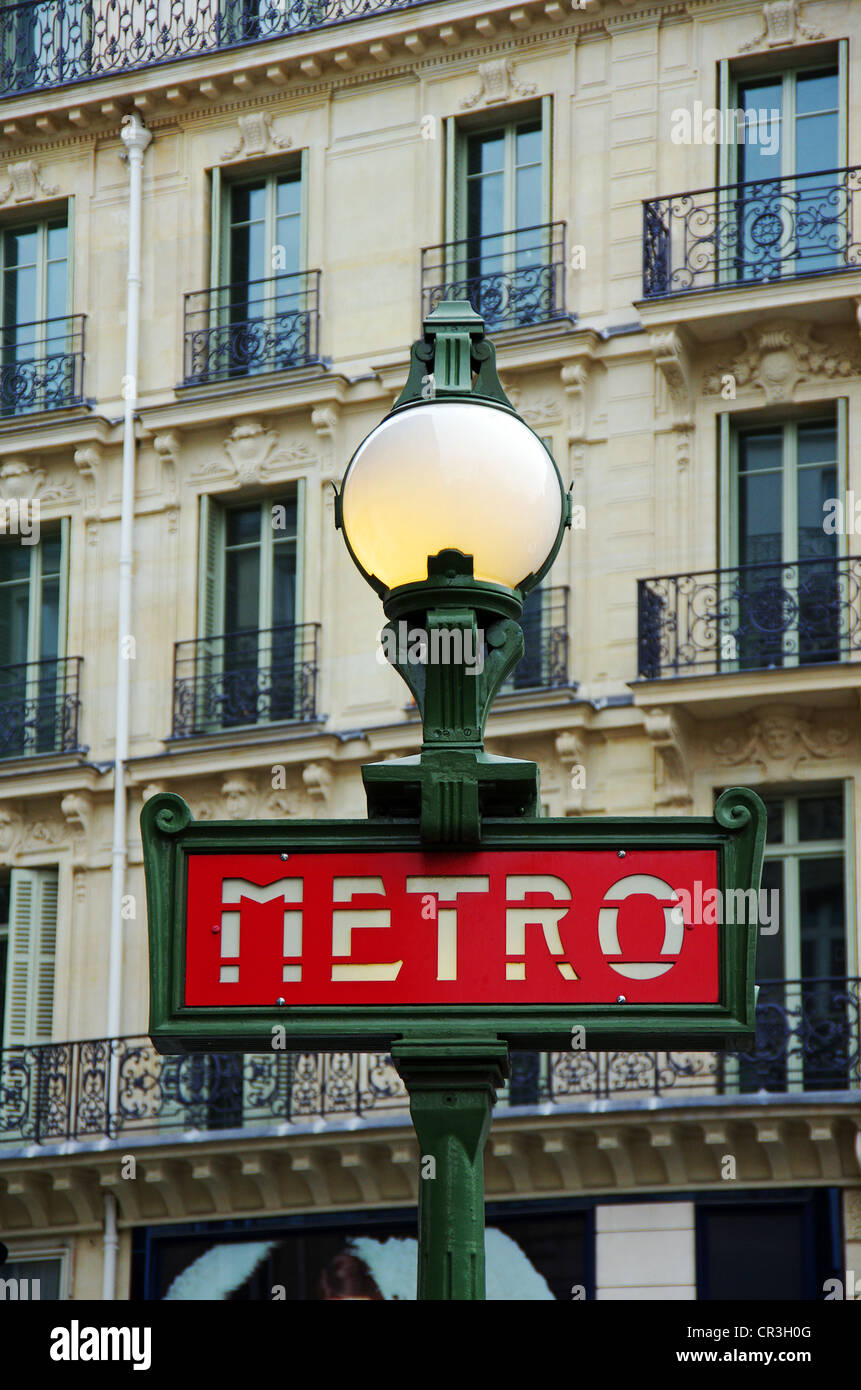 Métro Art Nouveau signe avec lampe à Paris, France, Europe Banque D'Images