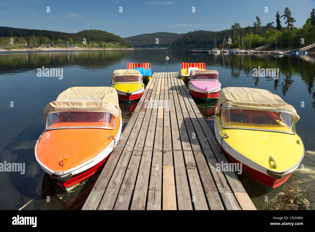 Bateaux colorés ancrés sur un quai, le lac de Schluch, Forêt-Noire, Bade-Wurtemberg, Allemagne, Europe Banque D'Images