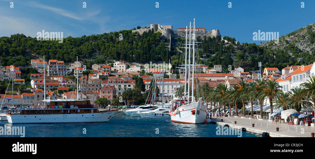 La Croatie, Dalmatie, côte dalmate, la ville de Hvar, Hvar, goélette Navigator ancrés dans le port Banque D'Images
