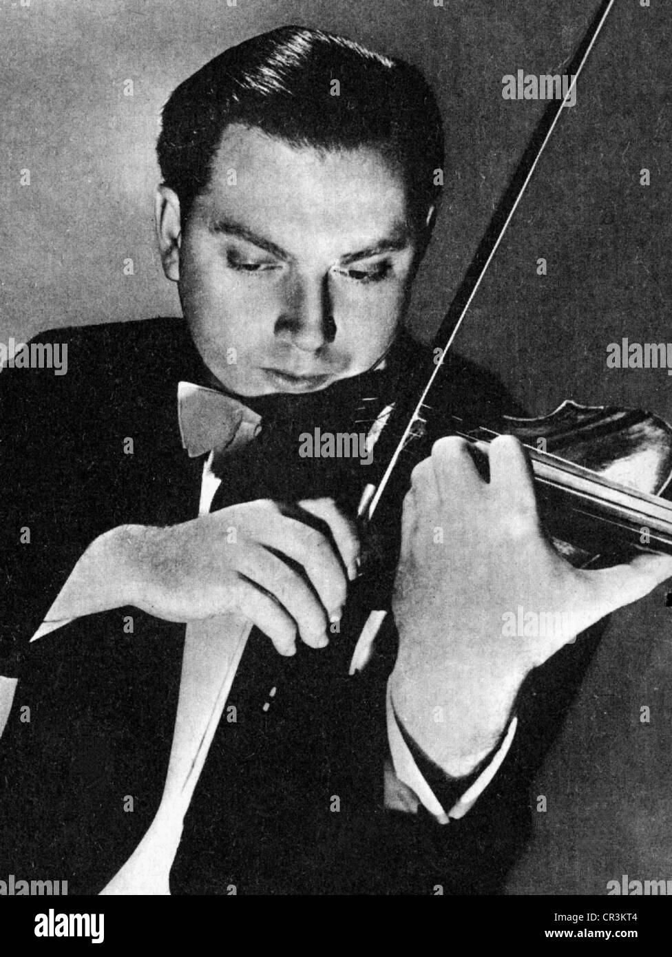 Stern, Isaac, 21.7.1920 - 22.9.2001, musicien américain (violoniste)  d'origine russe, demi-longueur avec violon, 1940 Photo Stock - Alamy