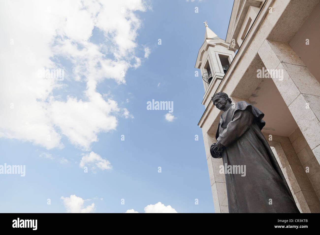 Colle Don Bosco, statue de Don Bosco, fondateur de l'ordre religieux, Don Bosco, centre de pèlerinage de l'église de pèlerinage Banque D'Images