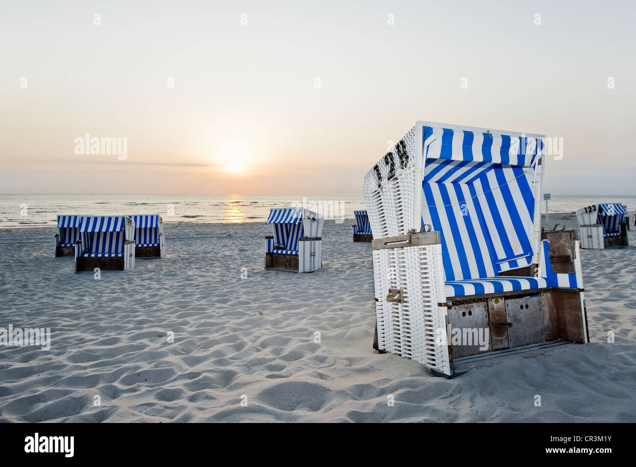 Chaises de plage en osier couvert sur la plage au coucher du soleil, Liste, Sylt, Schleswig-Holstein, Allemagne, Europe Banque D'Images
