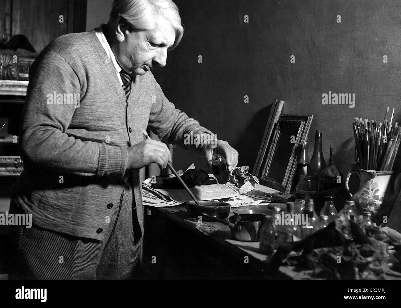 Chirico, Giorgio de, 10.7.1888 - 19.11.1978, artiste italien (peintre) et auteur / écrivain, mi-longueur, pendant le travail, Piazza di Spagna, 1950, Banque D'Images