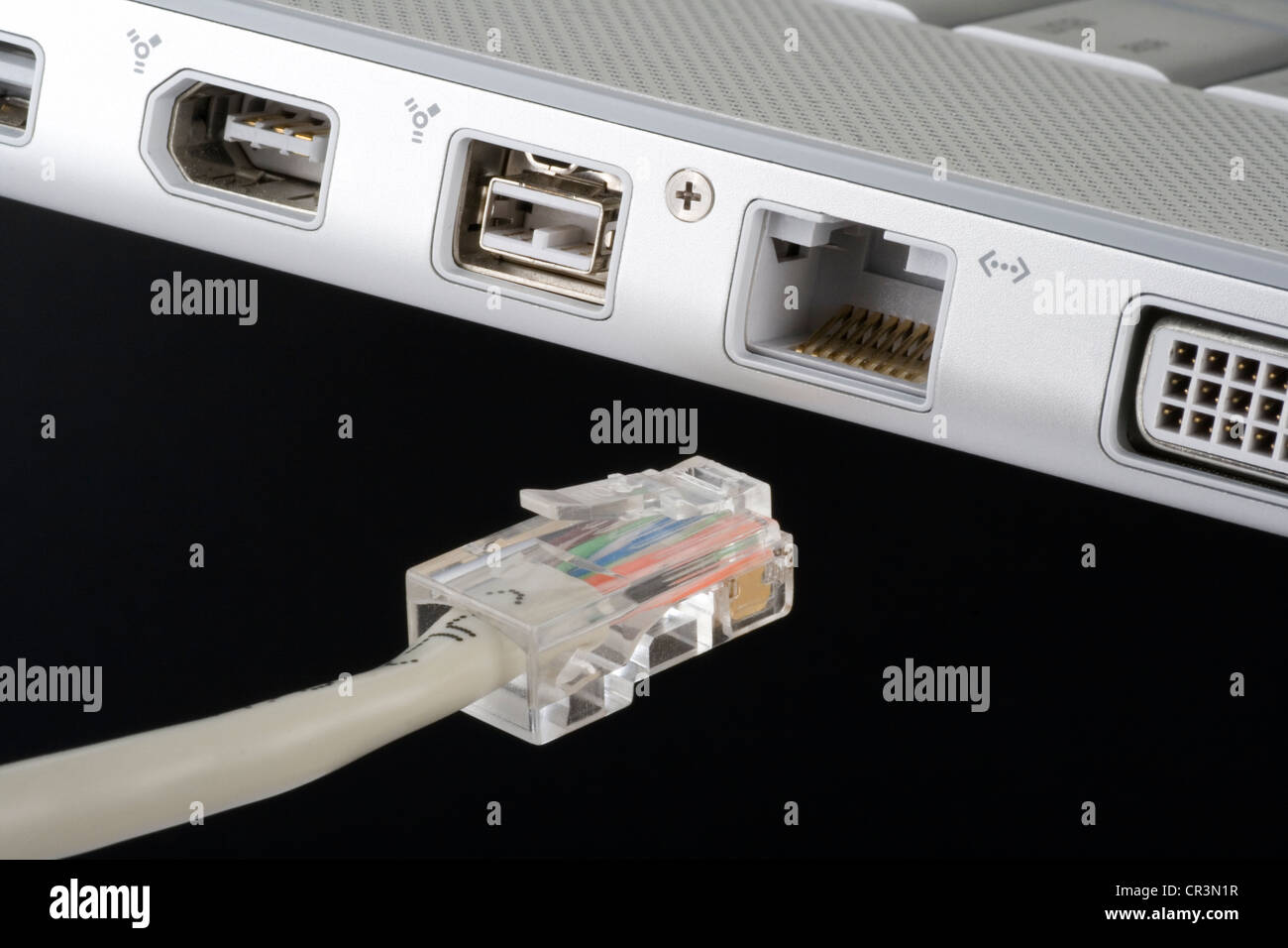 Cordon Ethernet plug et près d'un port Ethernet sur un PC portable. Banque D'Images